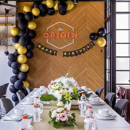 Cleo Hotel Jemursari Surabaya Luaran gambar