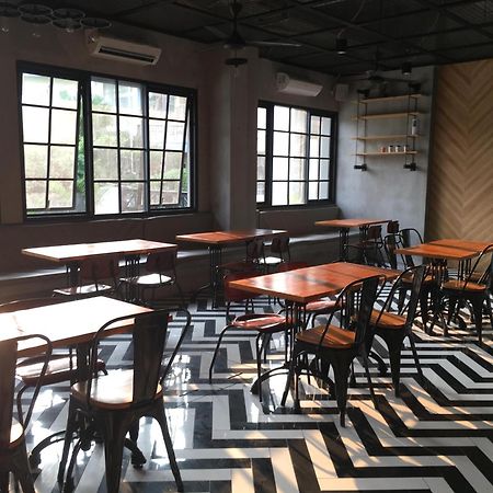 Cleo Hotel Jemursari Surabaya Luaran gambar
