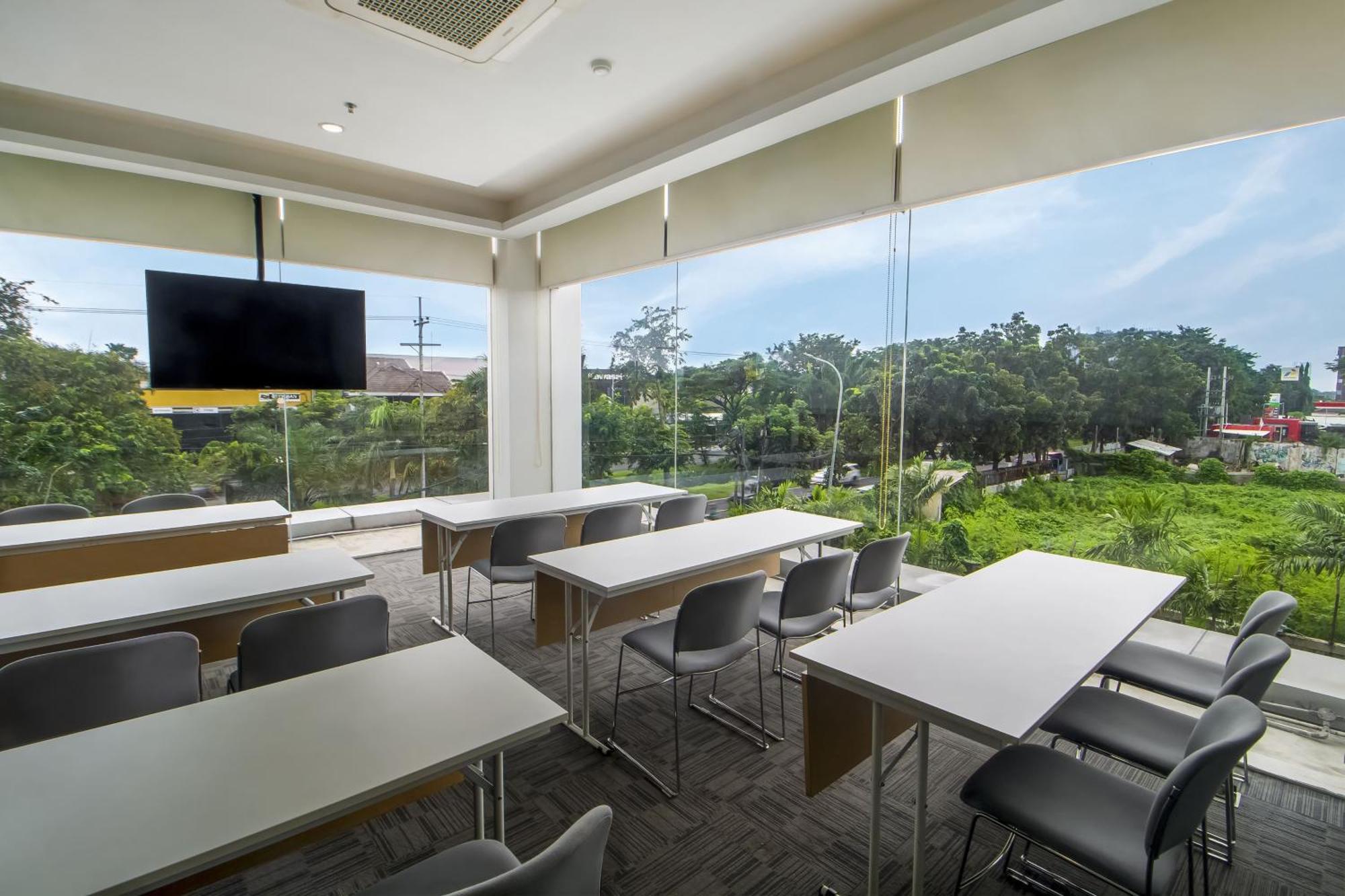 Cleo Hotel Jemursari Surabaya Luaran gambar